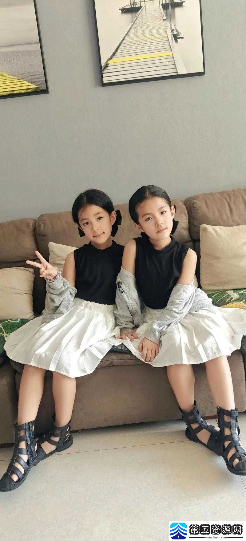 一对可爱的双胞胎姐妹