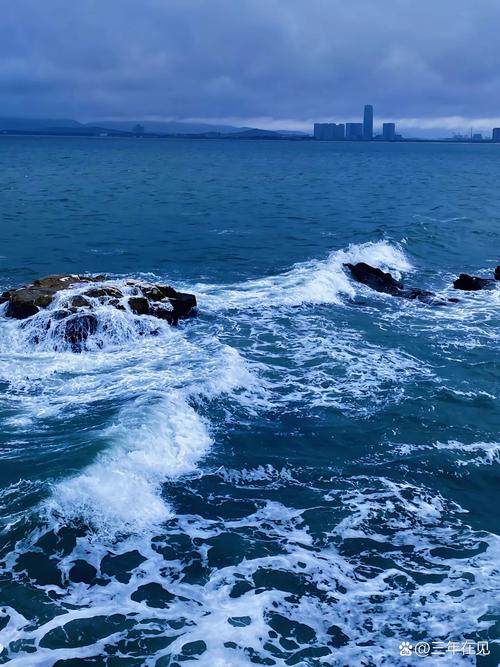 浪花一阵接一阵地涌了过来