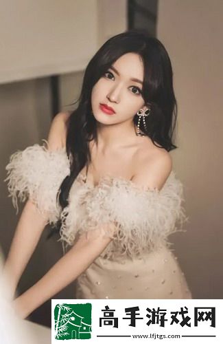 《丰满的女邻居》三级成网络热点：评论区为之疯狂，感动隐藏在每个镜头中！