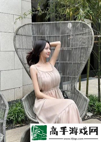 含羞草免费观看电视剧的背景故事：从经典走向现代的转型，观众的掌声与质疑并存！