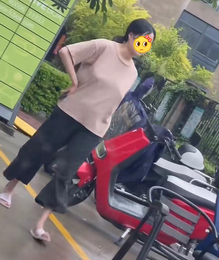 真空下楼取快递被c