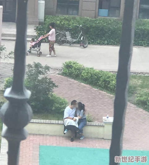 小情侣在阳台寻刺激被拍