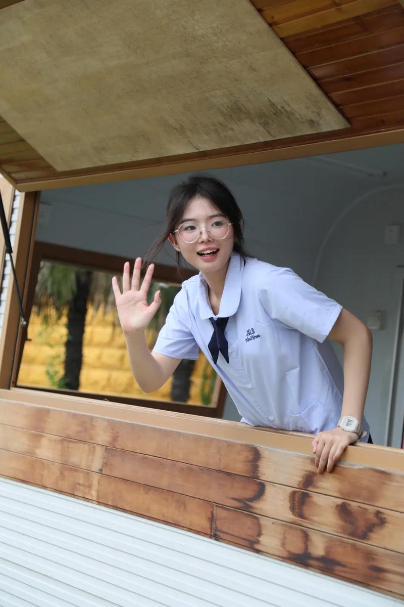 痴汉电车清纯制服女高中生bd