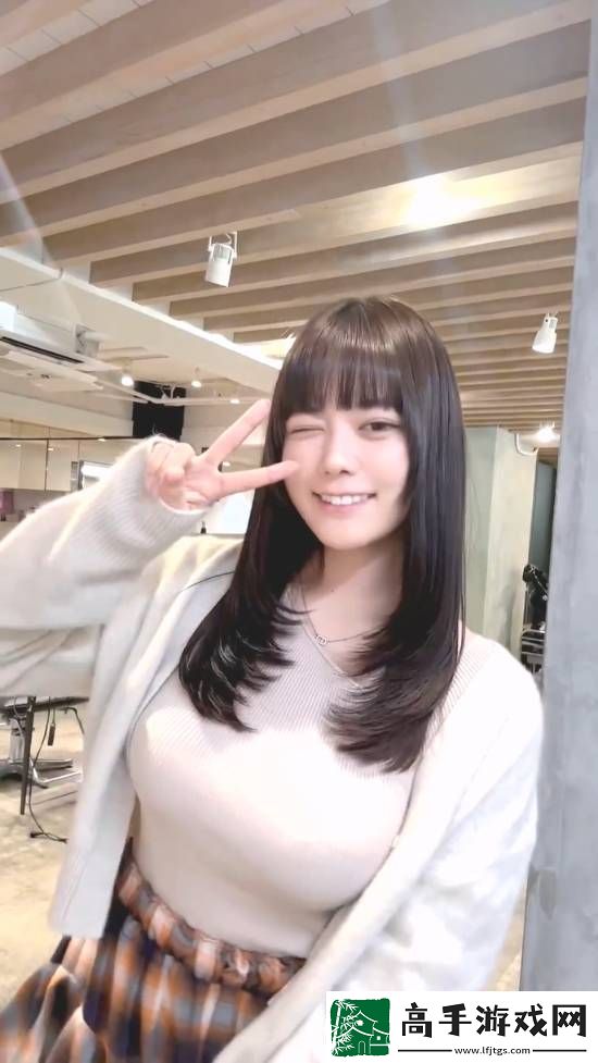东云海发视频晒新发型知性少女韵味十足