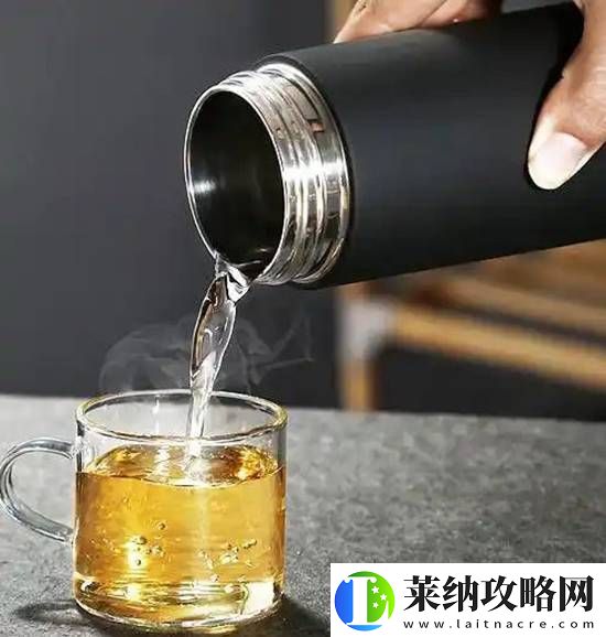 男孩保温杯装开水摇晃瞬间爆炸