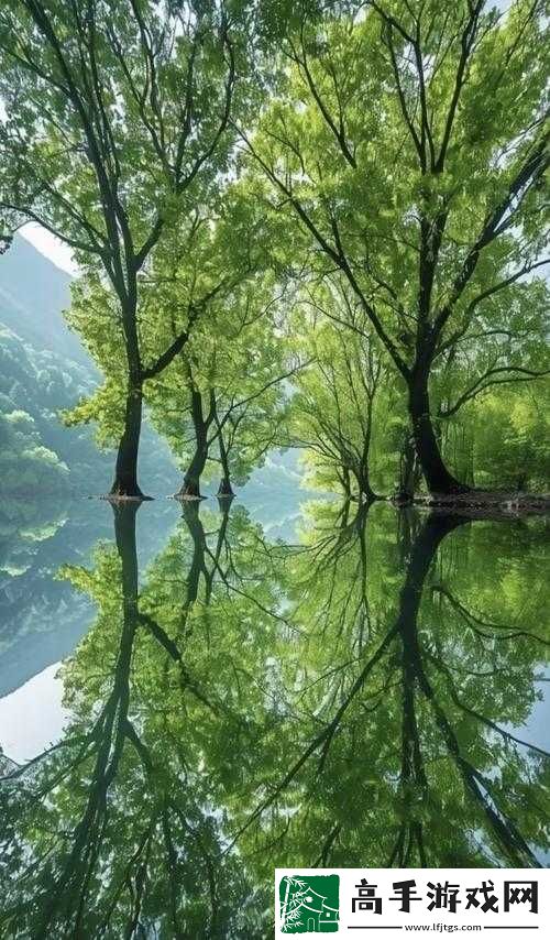 两峰夹小溪地湿又无泥