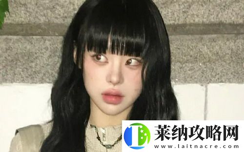 父亲有力挺送女儿的花园：一片花园，传递父爱的无限深情！