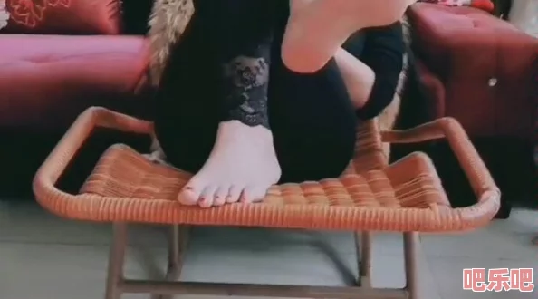 女王艾踩足奴视频免费m