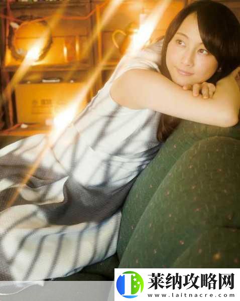 昏暗小房间里的****——人气偶像松井玲奈私密瞬间