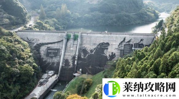 日本佐贺水库大坝惊现哥斯拉壁画！看似天成实际人为