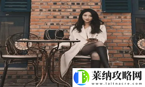 几个装修工人把我压在茶几