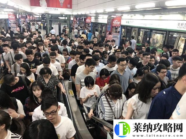 地铁大客流“翻涌”
