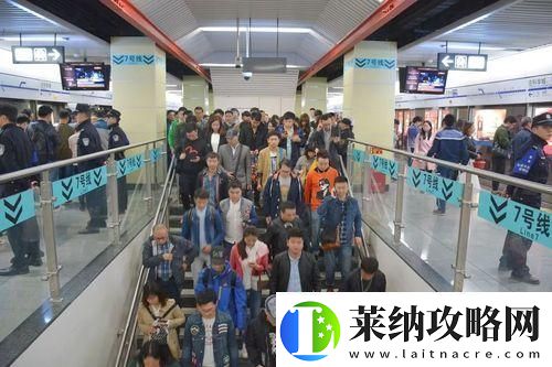 地铁大客流“翻涌”