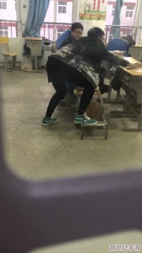 撅着光屁屁被先生姜罚惊爆！竟因课堂上调皮捣蛋引发全班哄笑罚站时意外曝光私密瞬间引热议