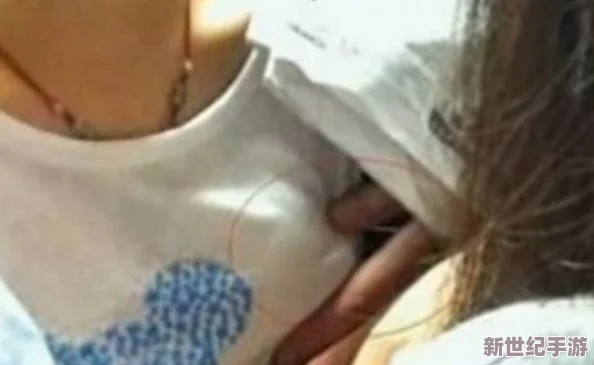 扒开美女内裤狂摸下部视频