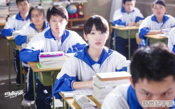 上课我穿超短裙被同桌摸出水