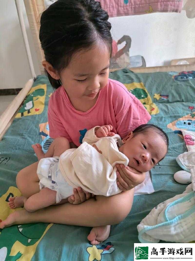 一小孩半夜给姐姐吃坤吧